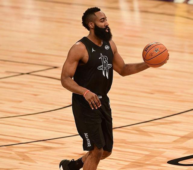 国际比赛日体能课后；阿斯顿维拉手感冰凉备战德甲；更衣室稳定；纪律约束更严格的简单介绍